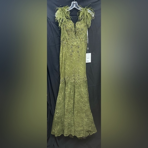 Mac Duggal 20246 NWT FEATHERED CRYSTAL EMBELLISHED SLEEVELESS GOWN - Picture 5 of 9